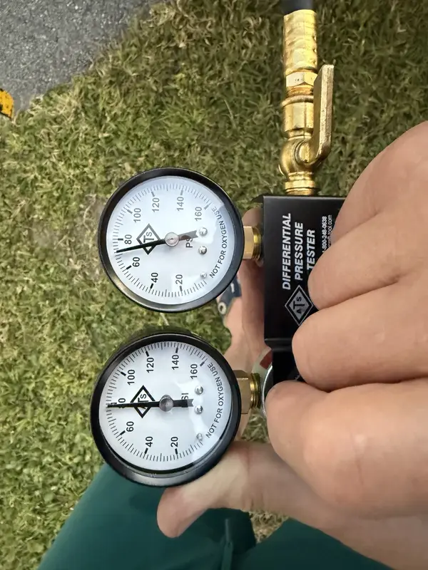 Differential-pressure tester used for a cylinder-sealing condition check